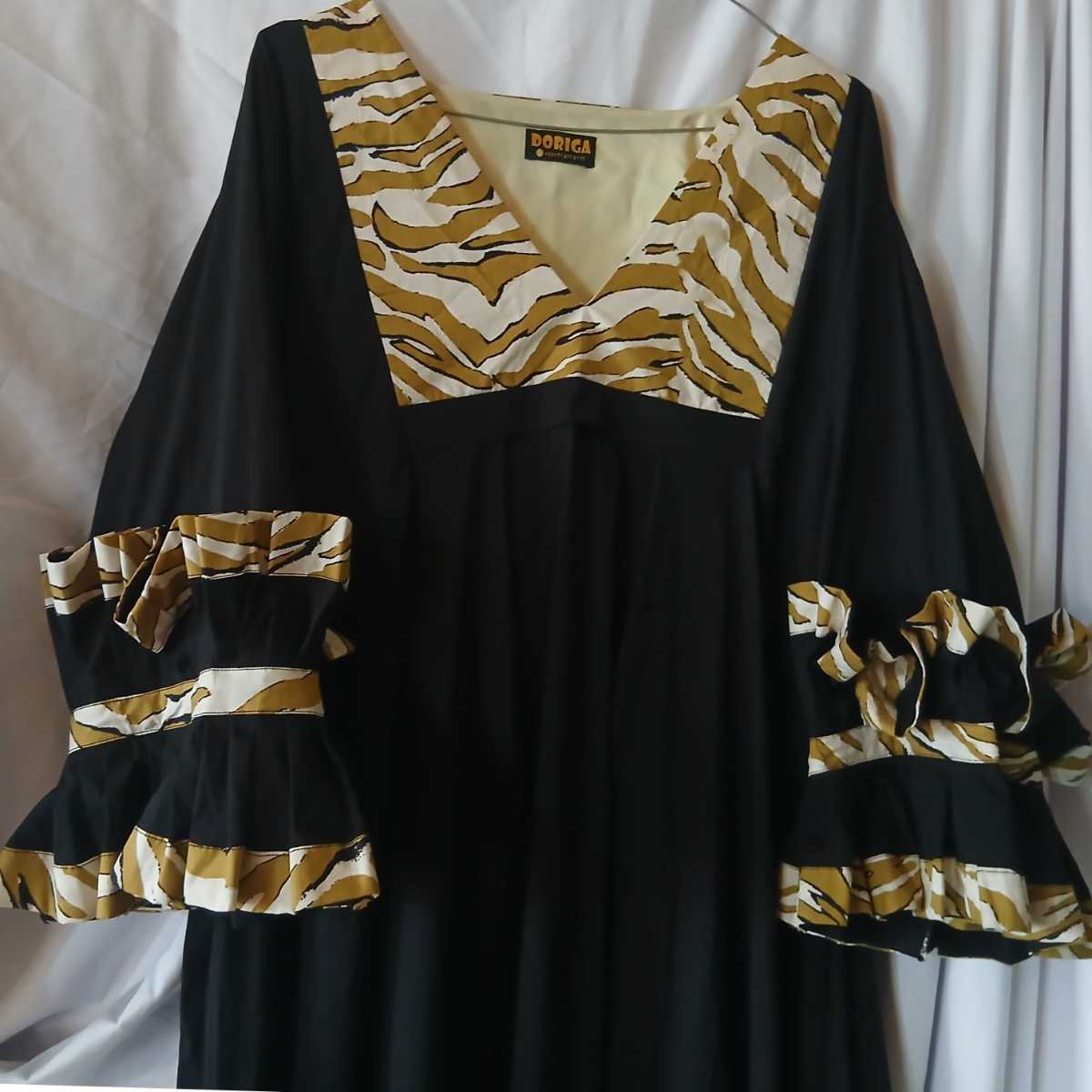 Robe lin noire femme chic avec wax beige doré, élégante soirée ou bureau