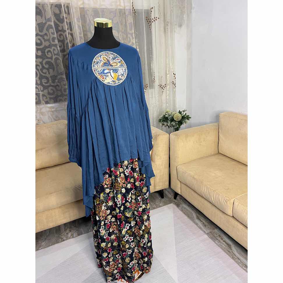 Tunique femme en bleu marine et fleurs (taille L)