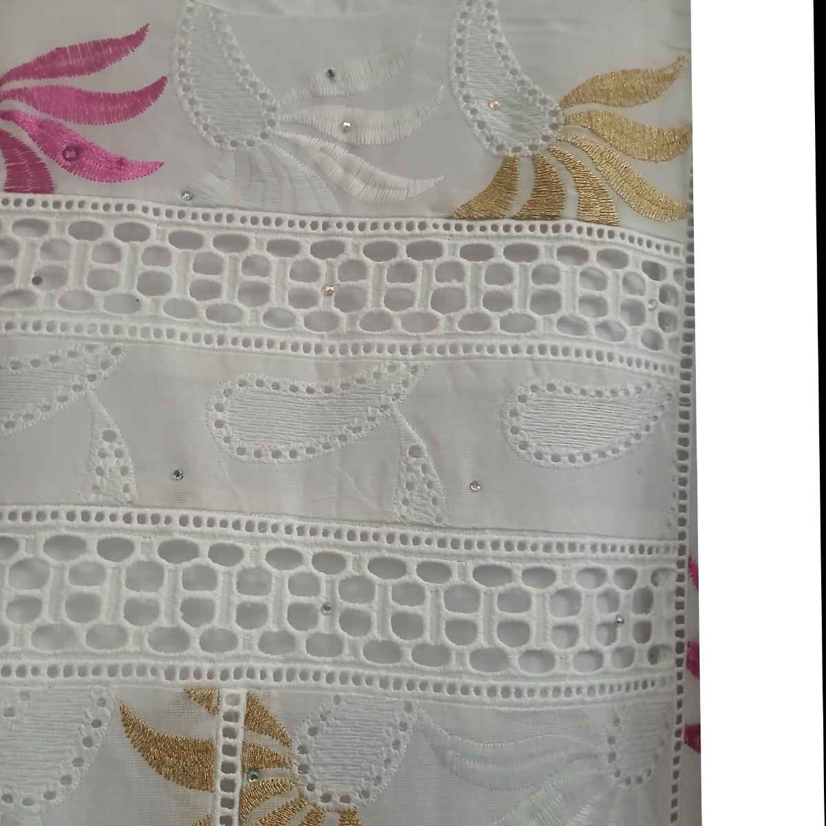 Robe blanche femme broderie rose et dorée, longue bohème chic élégante