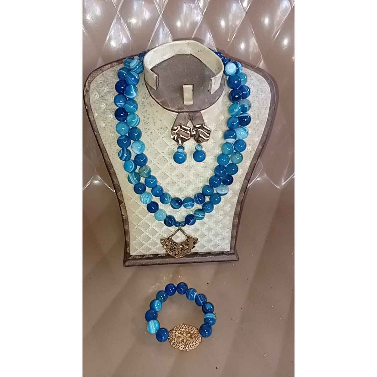 Collier bleu femme bohème chic en perles naturelles et bois doré élégant