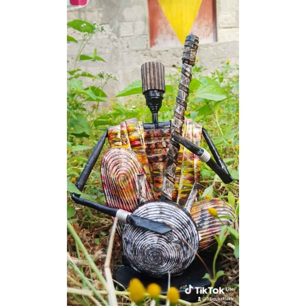 Sculpture musiciens africaine en papier recyclé – Décoration ethnique artisanale