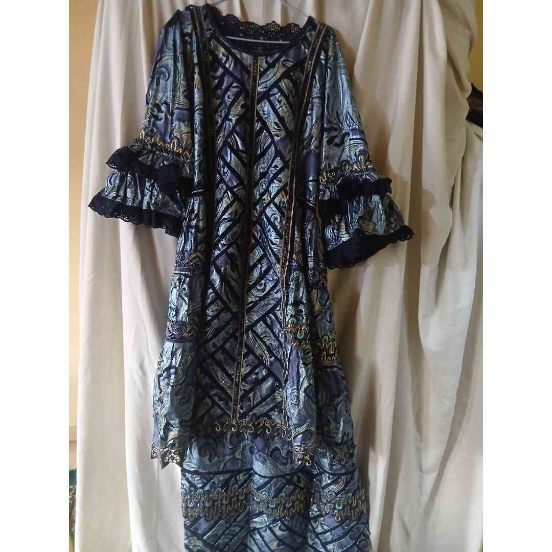 Robe wax femme élégante longue, motifs géométriques et dentelle noire