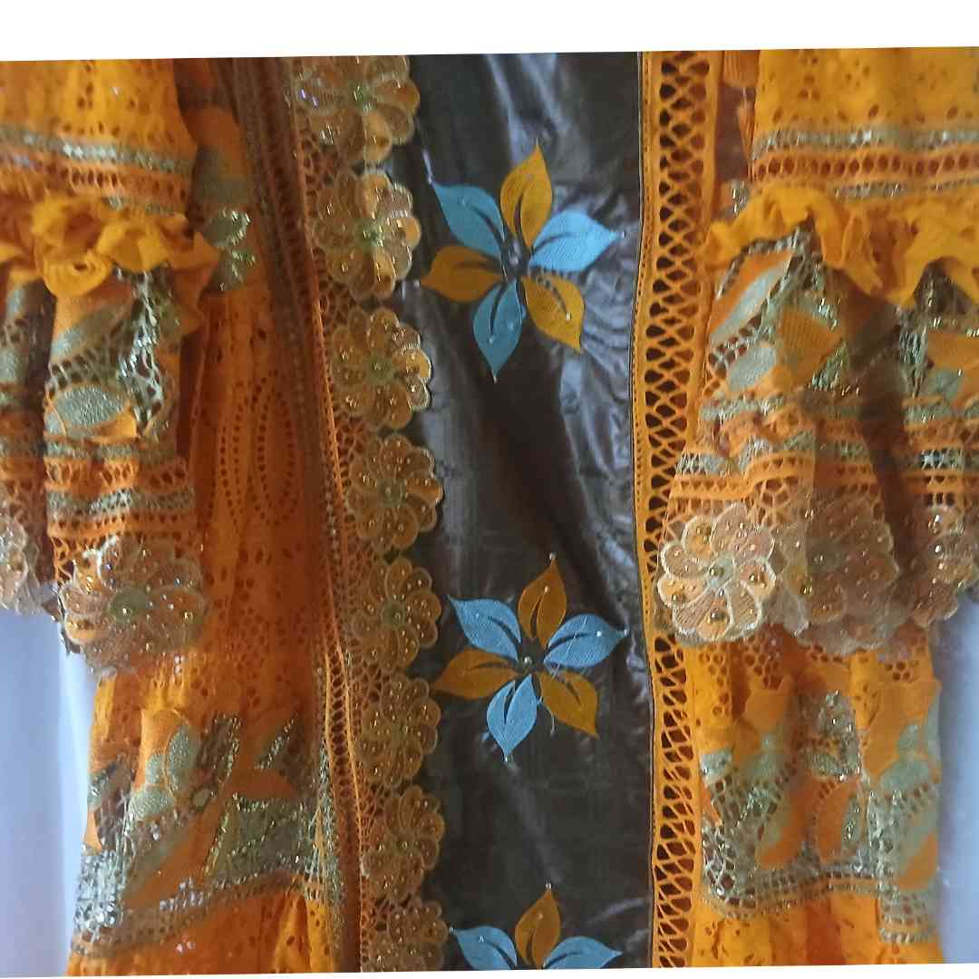 Robe bazin femme marron brodée bleu et orange, élégante et chic