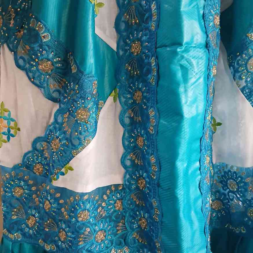 Robe bazin brodée femme élégante, longue, bleu et blanc, cérémonie