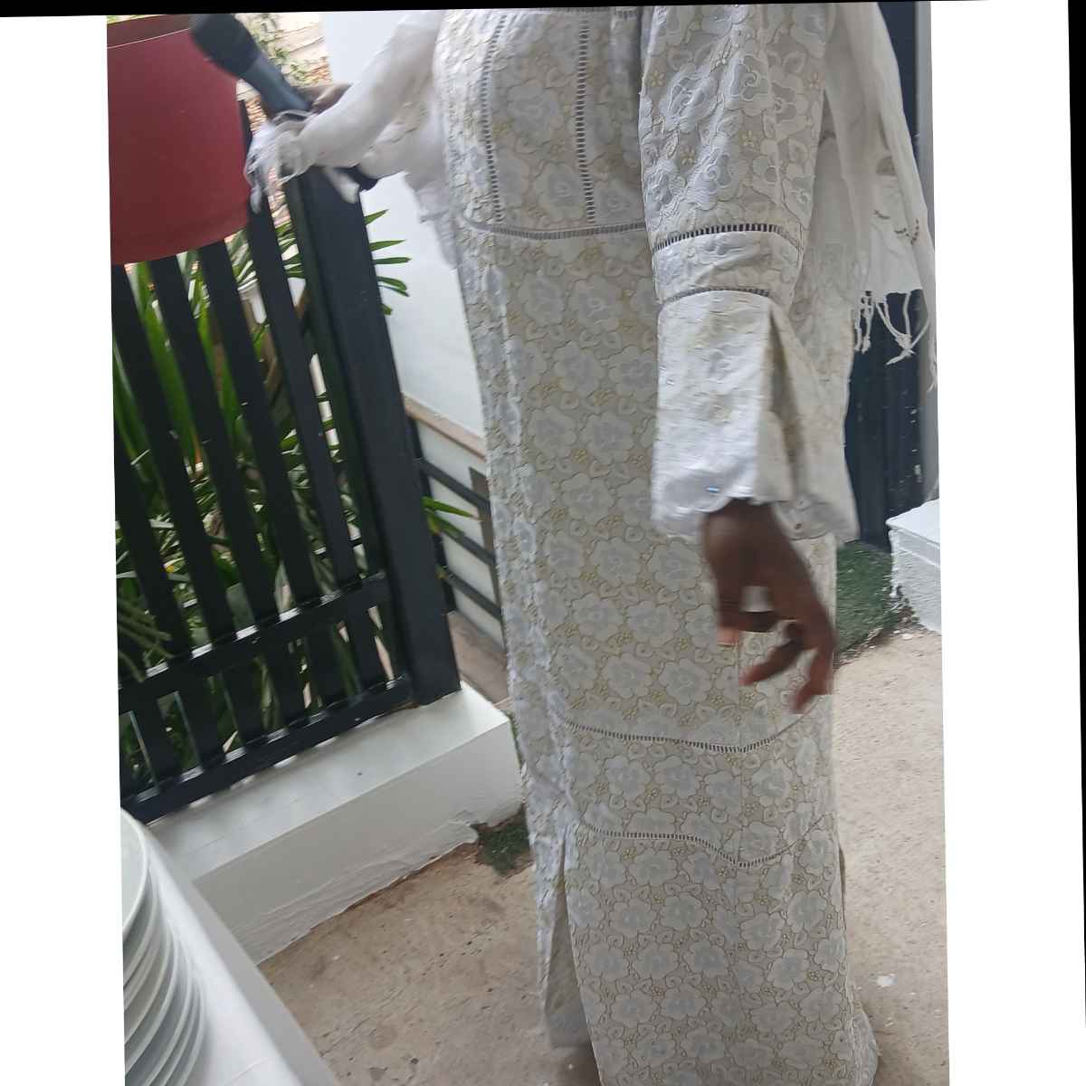 Robe femme brodée blanche fleurs dorées longue bohème chic élégante