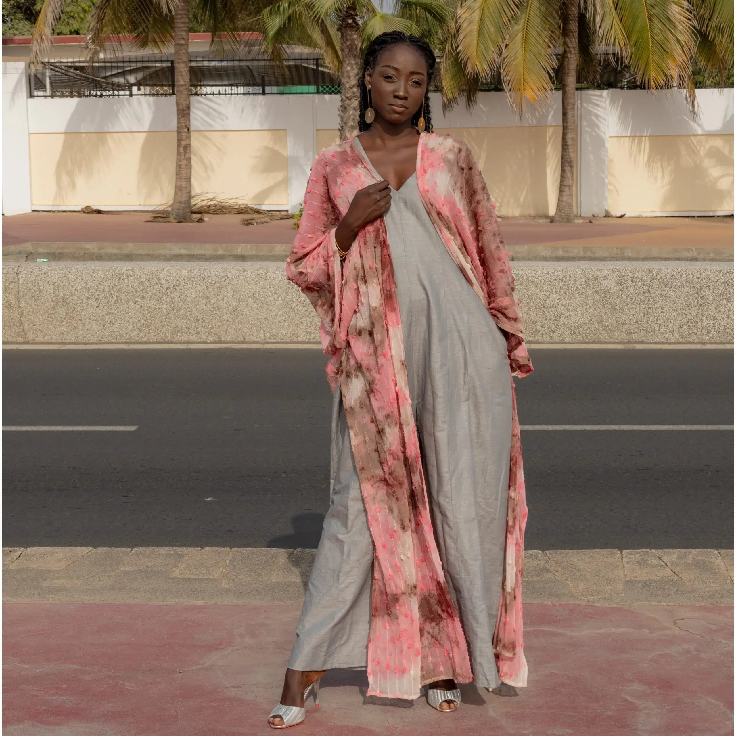 Ensemble Kimono Floral Rose et Robe Longue Grise - Élégance Décontractée