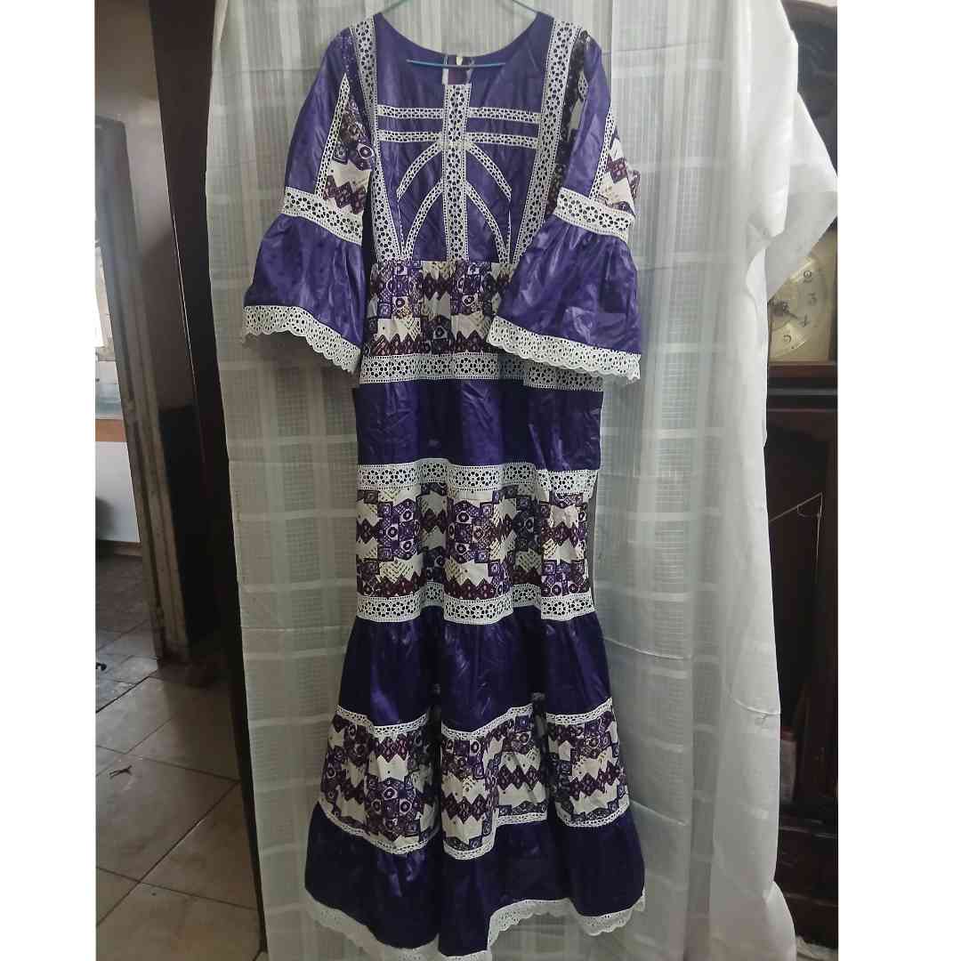 Robe wax geztner brodée mauve et blanche, élégante femme grande taille