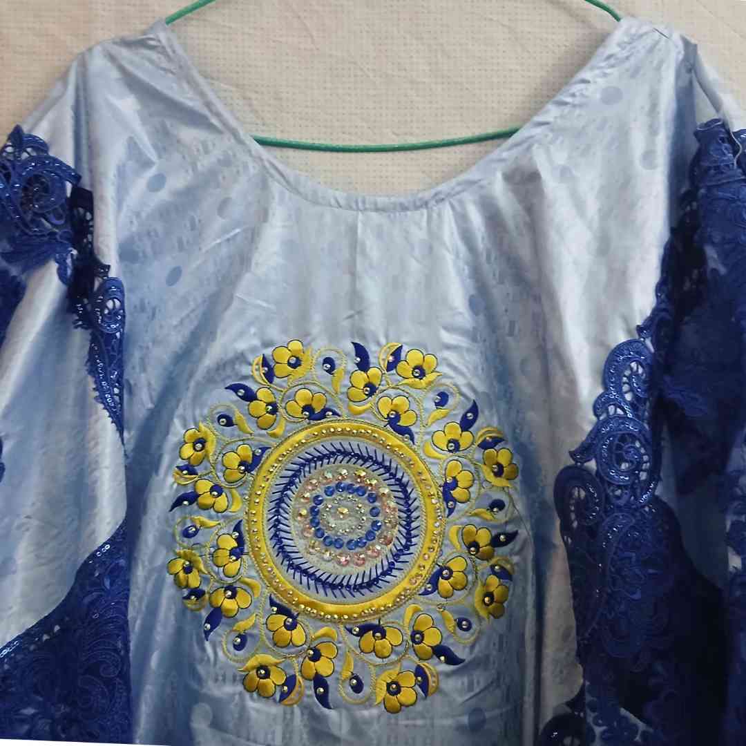 Boubou femme bleu Geztner et dentelle, robe ample cérémonie élégante