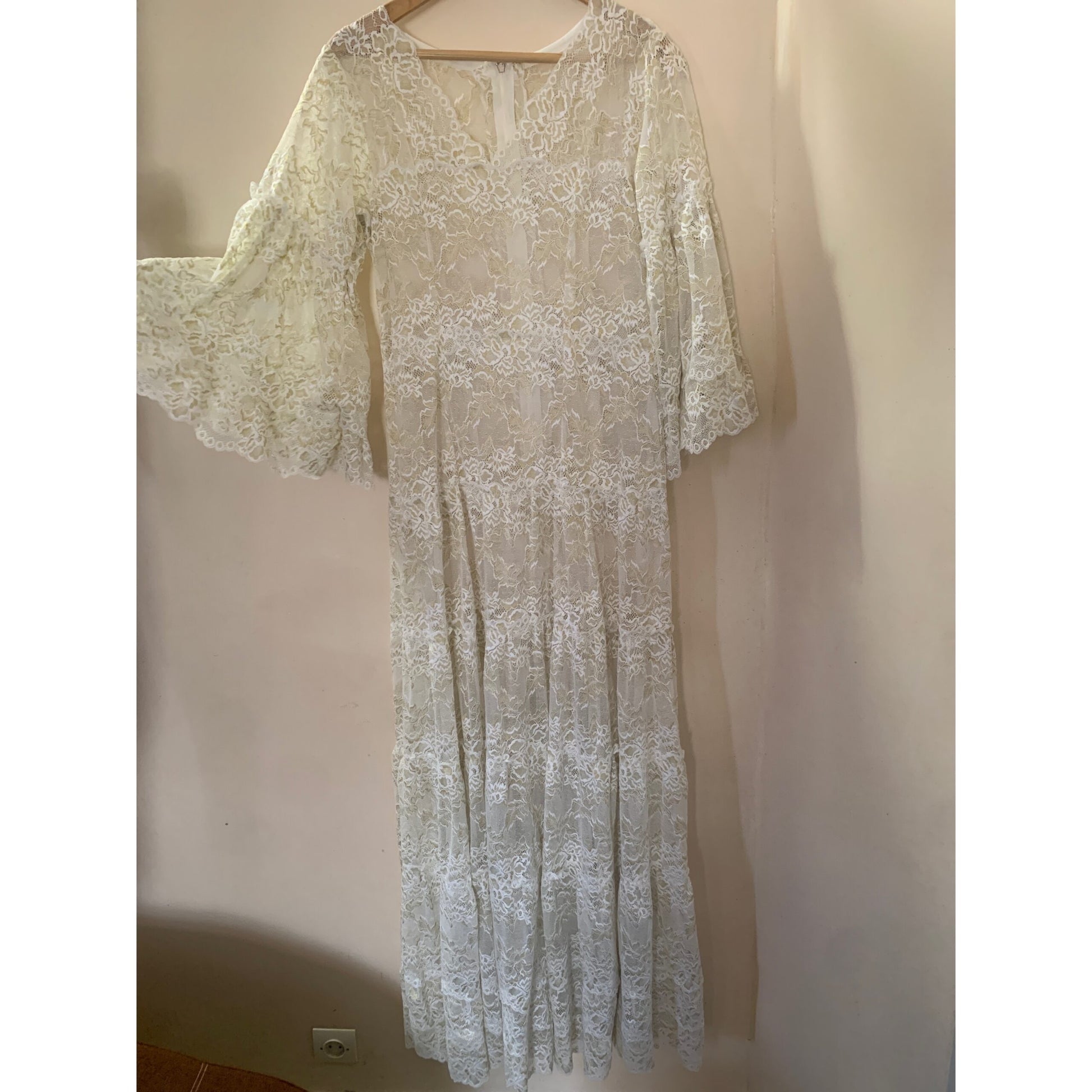 Robe dentelle blanche femme élégante, longue & style bohème chic pour cérémonie soirée