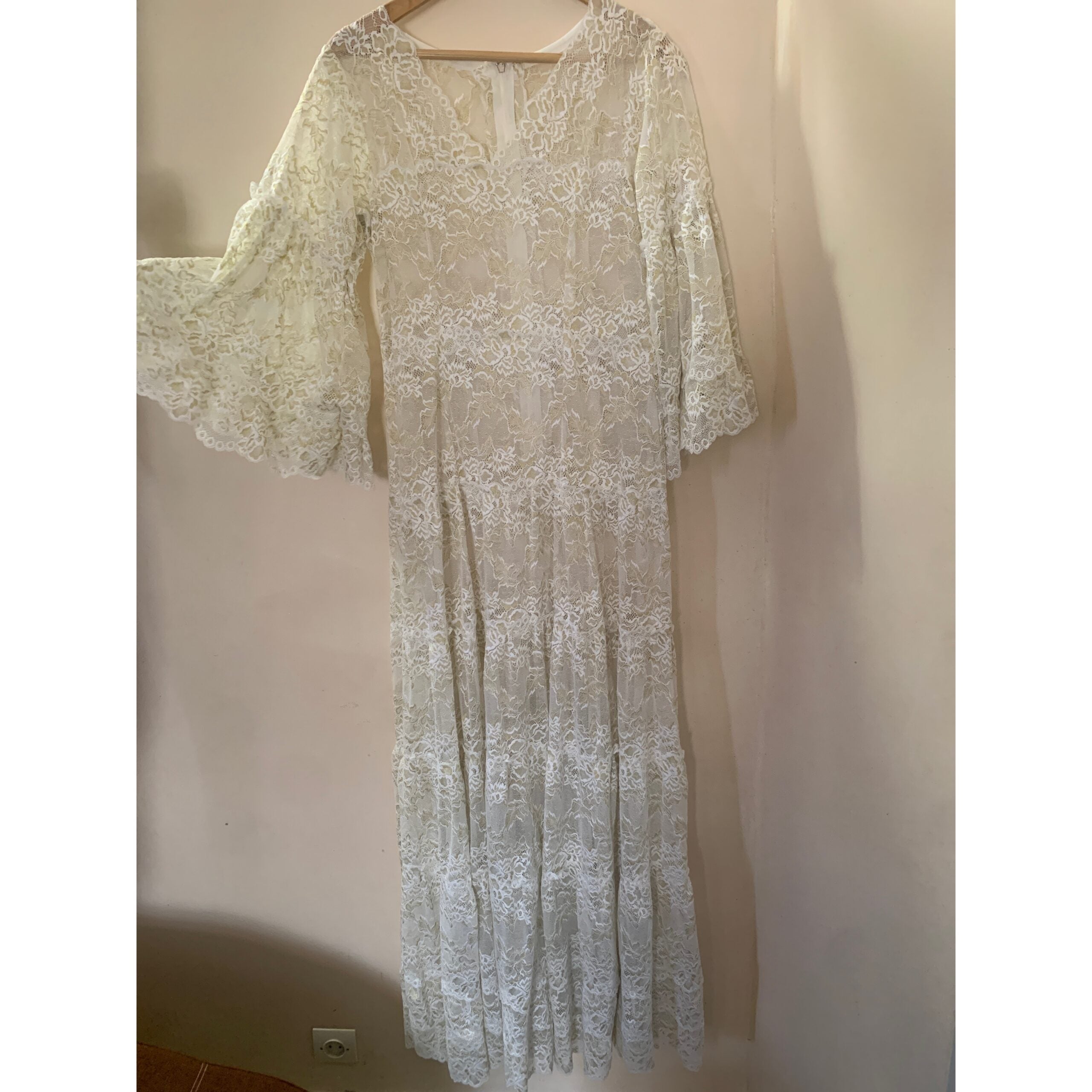 Robe dentelle blanche femme élégante, longue & style bohème chic pour cérémonie soirée