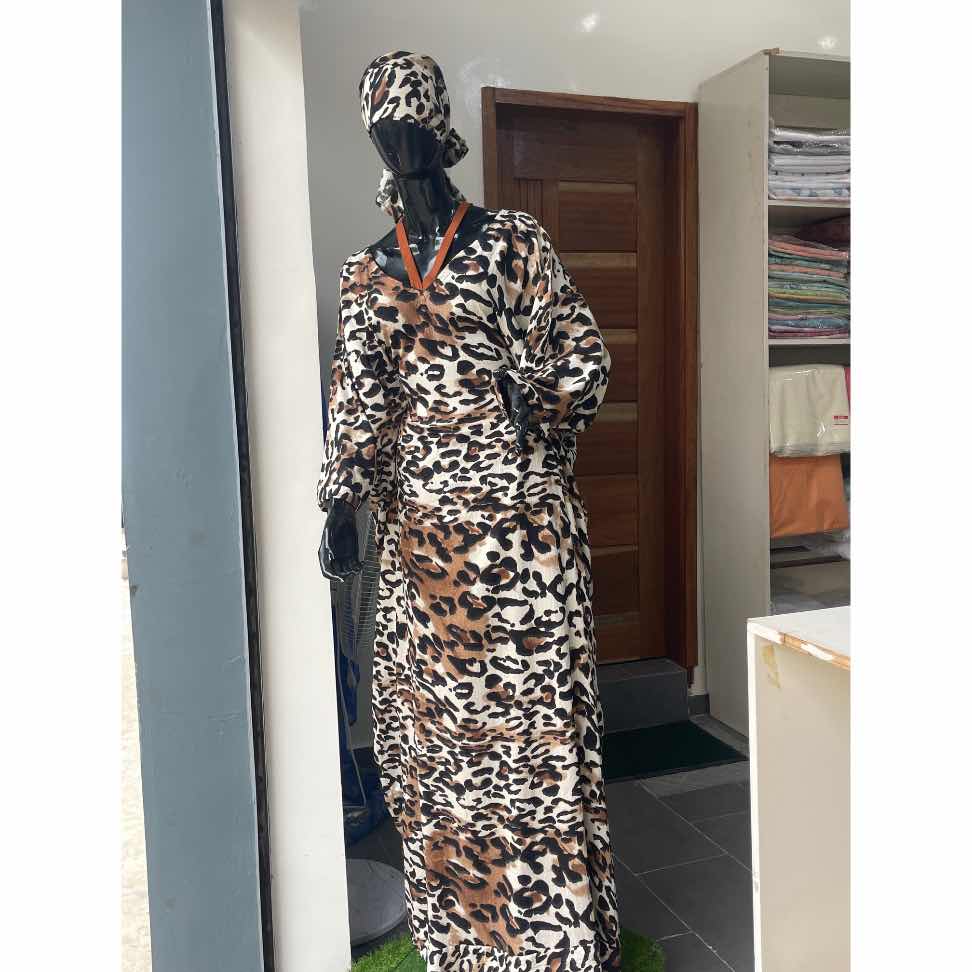 Tunique femme imprimé léopard longue satinée chic avec foulard assorti