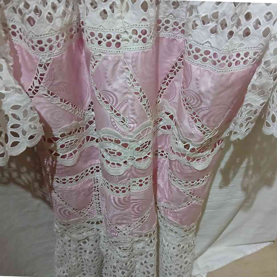 Robe bazin brodée blanche et rose bohème chic