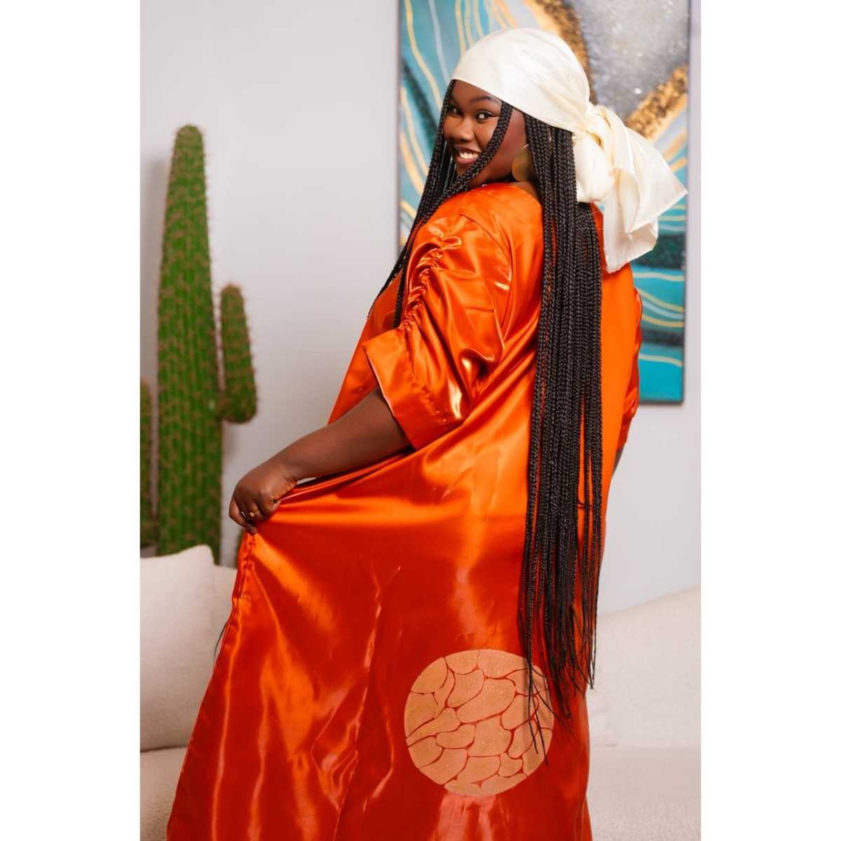 Robe orangée peinte à la main longue satin femme élégante soirée