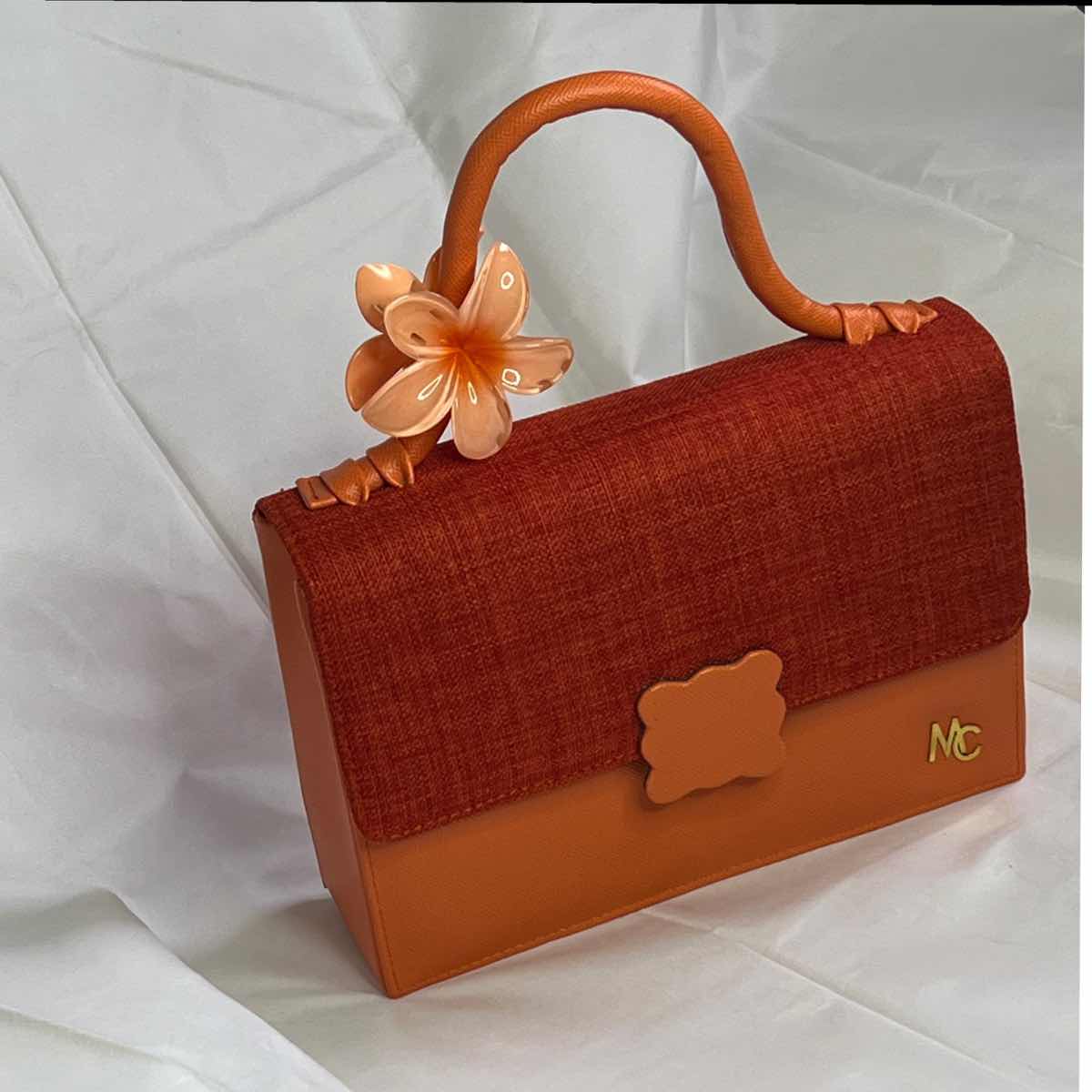 Sac à bandoulière cuir femme marron élégant avec fleur, format quotidien