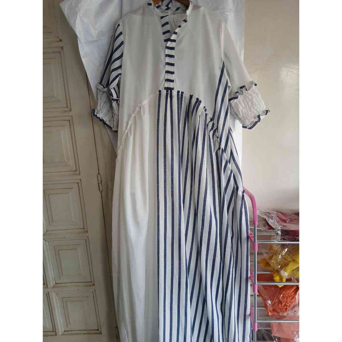 Robe chemisier coton femme blanche et bleue, élégante et fluide, col V