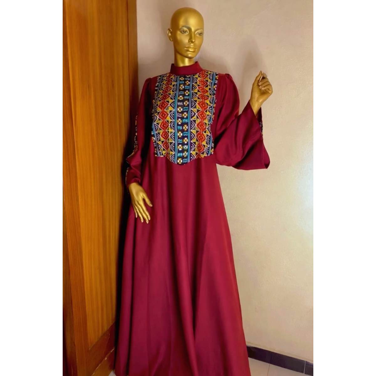 Robe longue beige femme élégante et ensemble pantalon chemise moderne