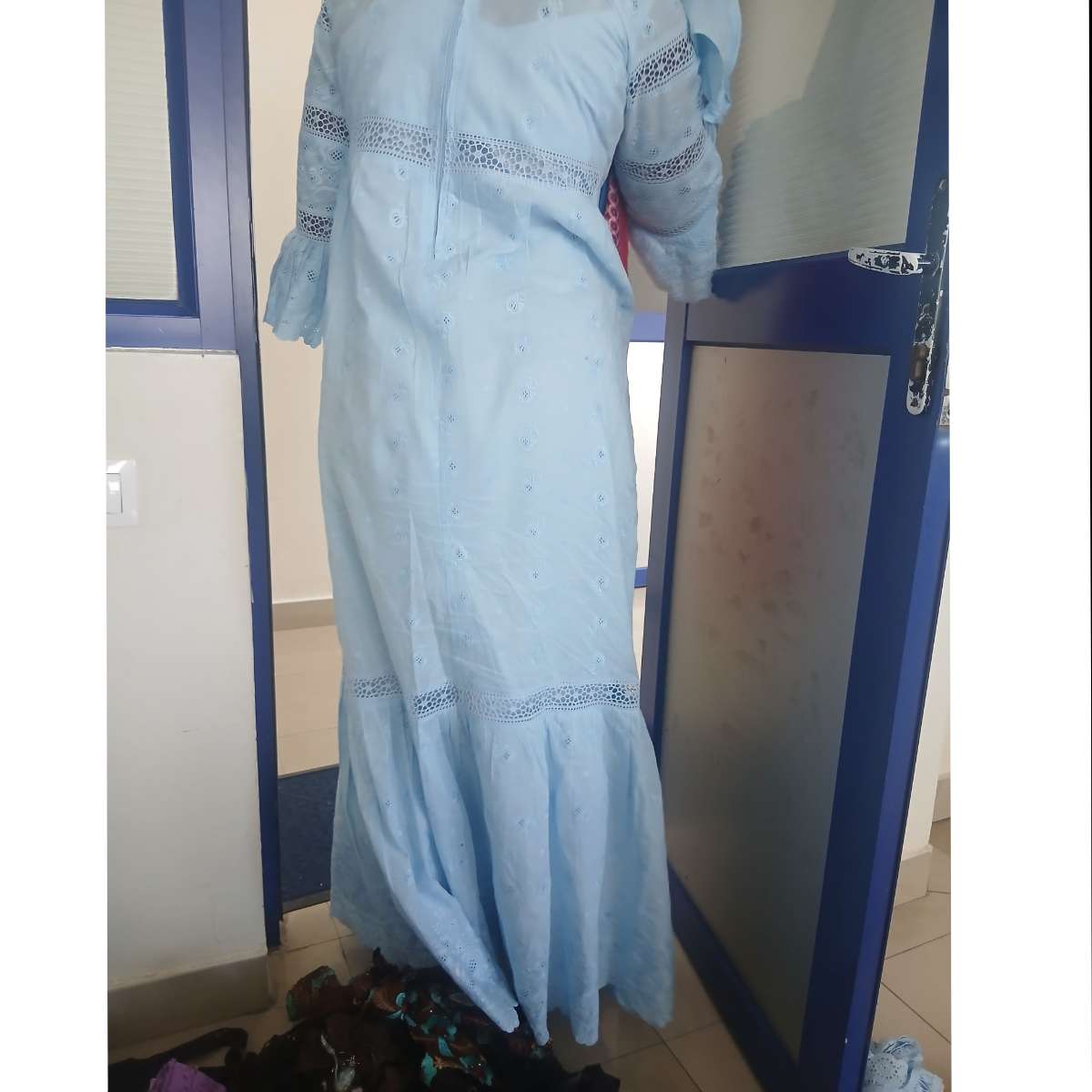 Robe brodée bleu femme bohème chic, manches volants, élégante et longue