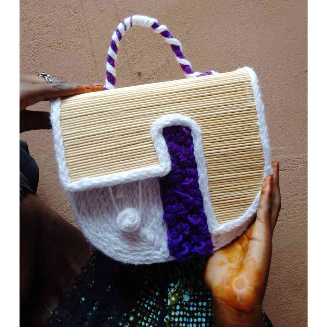 Sac à main artisanal blanc mauve design unique en bois et laine fait main