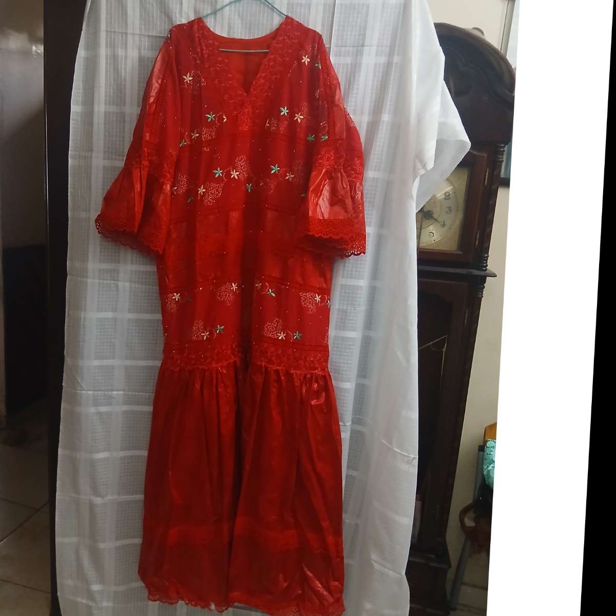 Robe brodée rouge fleurs dorées longue bohème chic femme élégante