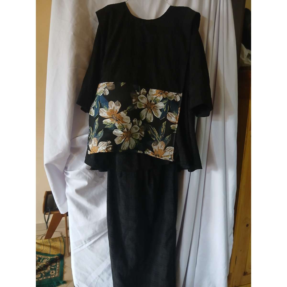 Ensemble jupe et haut femme élégant avec gilet