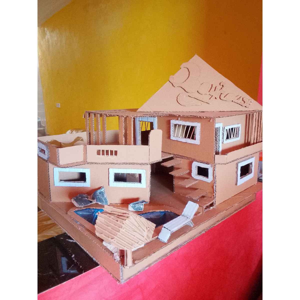 Maquette maison carton moderne avec piscine d'eau, mini maison design