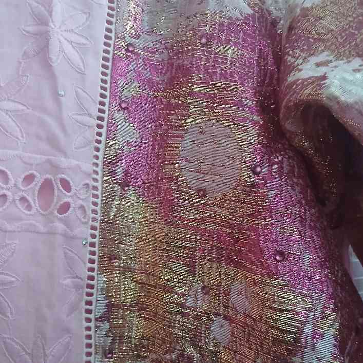 Robe femme rose brodée en brocart, élégante et bohème chic, été