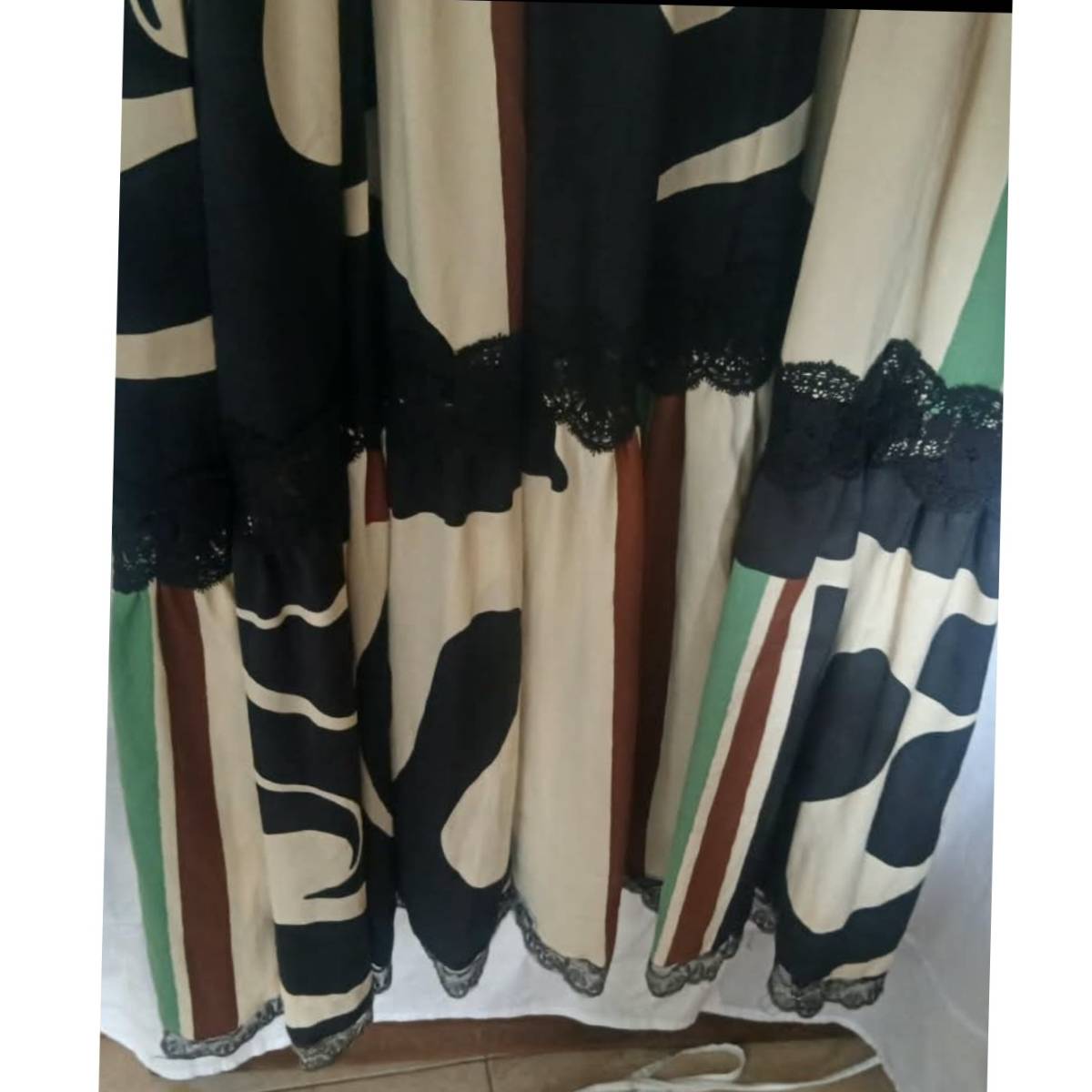 Robe en soie avec dentelle