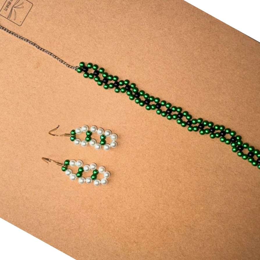 Parure Émeraude Enchantement - Collier et Boucles d'Oreilles Artisanal Perlées Élégantes