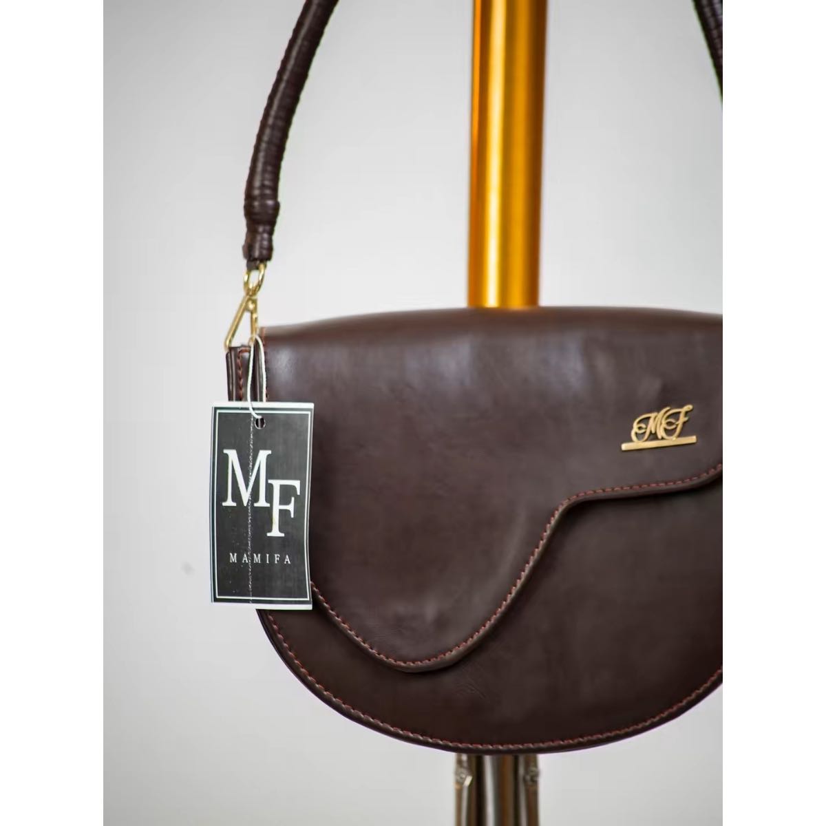 Sac à main en cuir noir Jolie – élégant, chic et détails dorés femme
