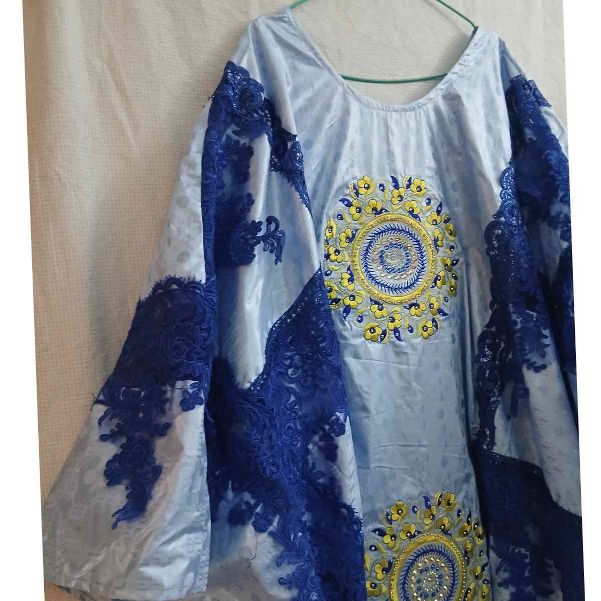 Boubou femme bleu Geztner et dentelle, robe ample cérémonie élégante