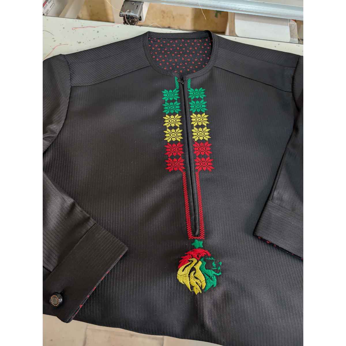 Ensemble traditionnel homme africain noir brodé