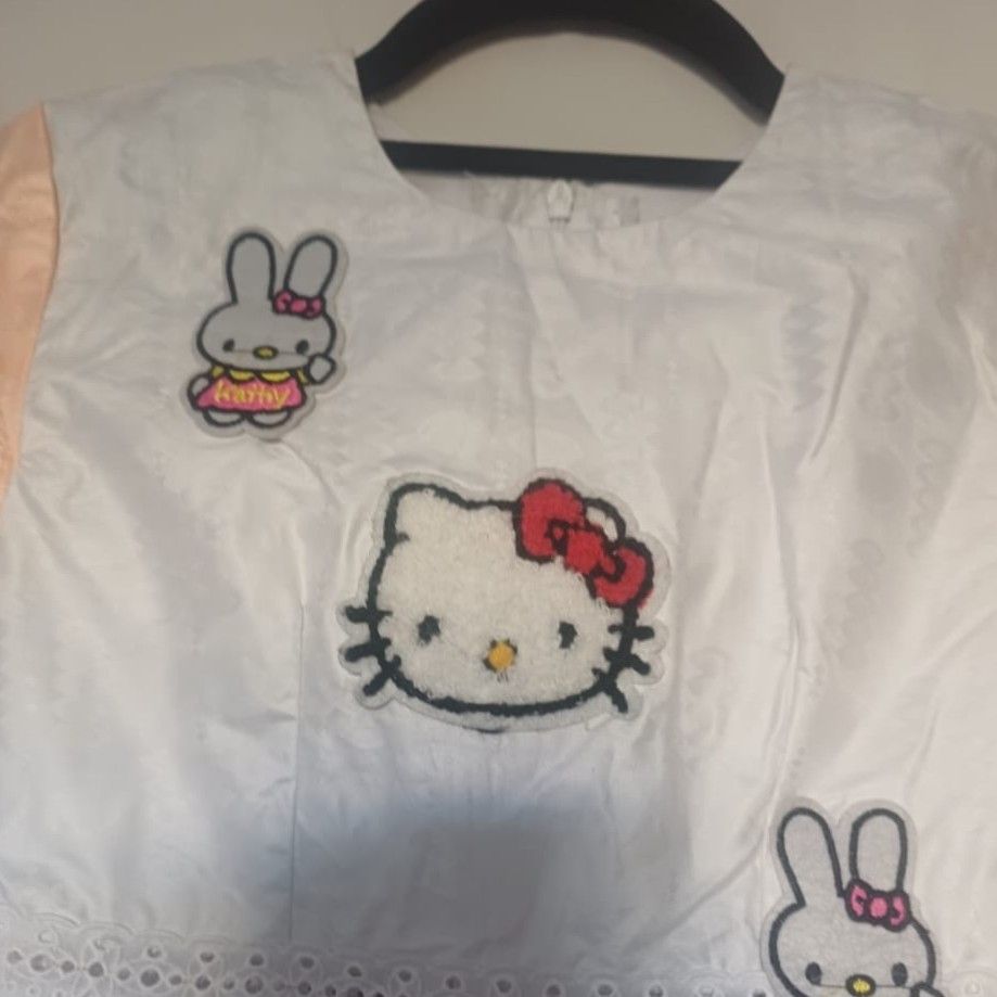 Robe petite fille cérémonie satin dentelle, motif chat et lapin pastel chic