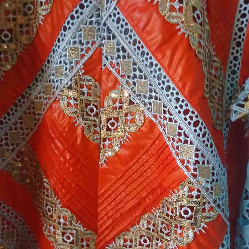 Robe bazin femme orange brodée bleu, élégante cérémonie ou soirée