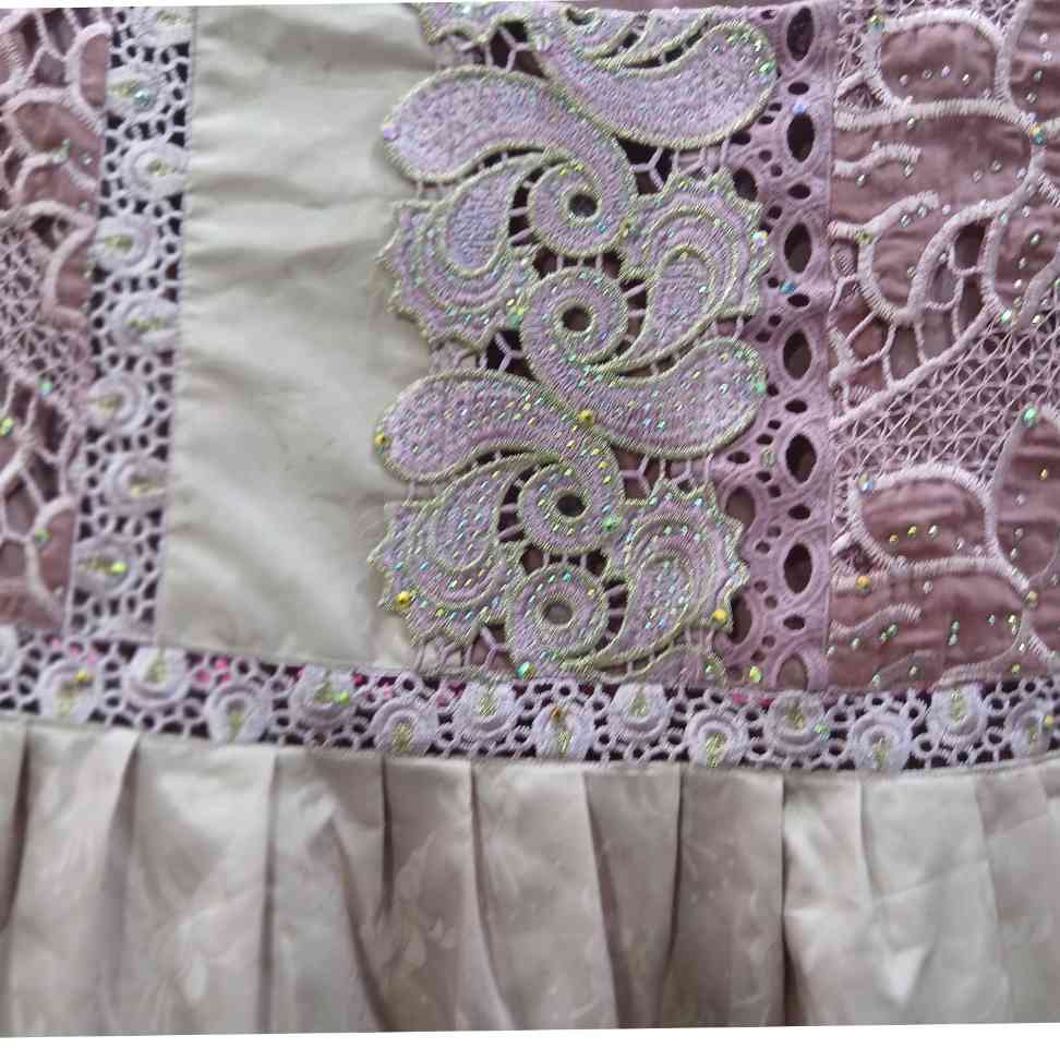 Robe dentelle champagne rose saumon élégance irrésistible