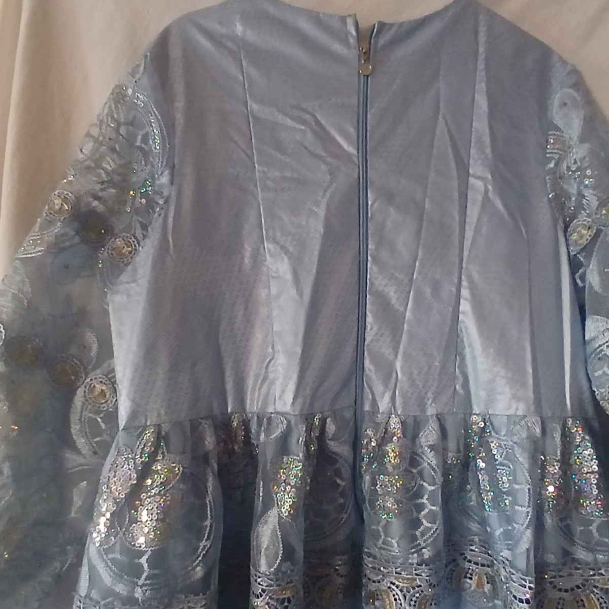 Robe bleue bazin avec dentelle pour un style élégant et unique