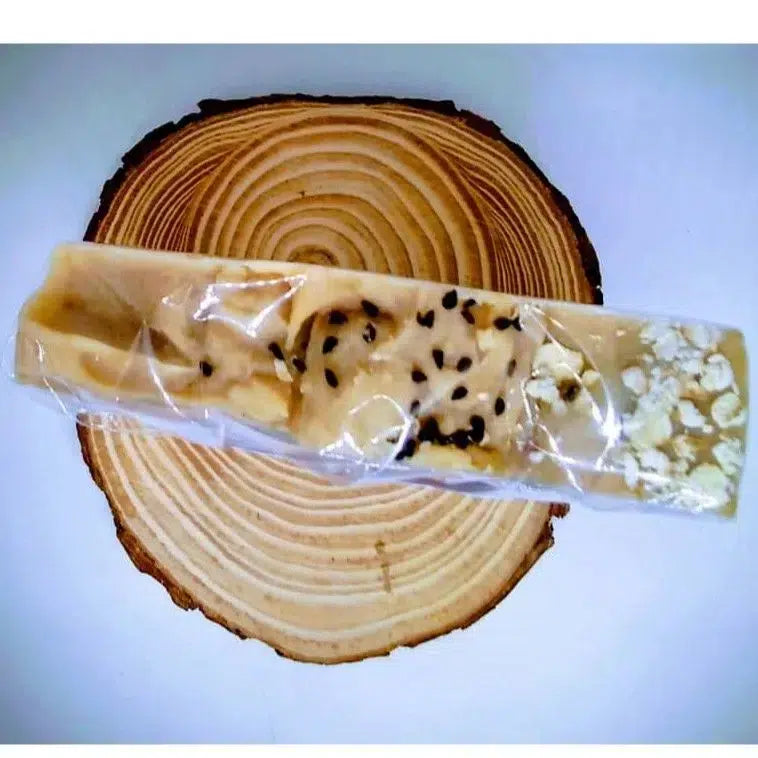 Savon Hydratant à base lait de Chèvre à l'huile de Nigelle, Miel et Avoine.