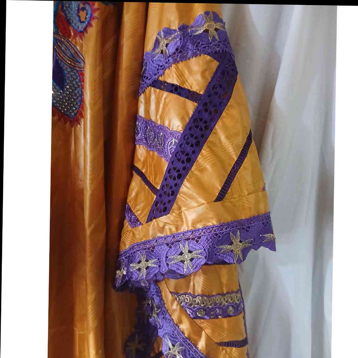 Grand boubou geztner avec broderie brodee et garnitures