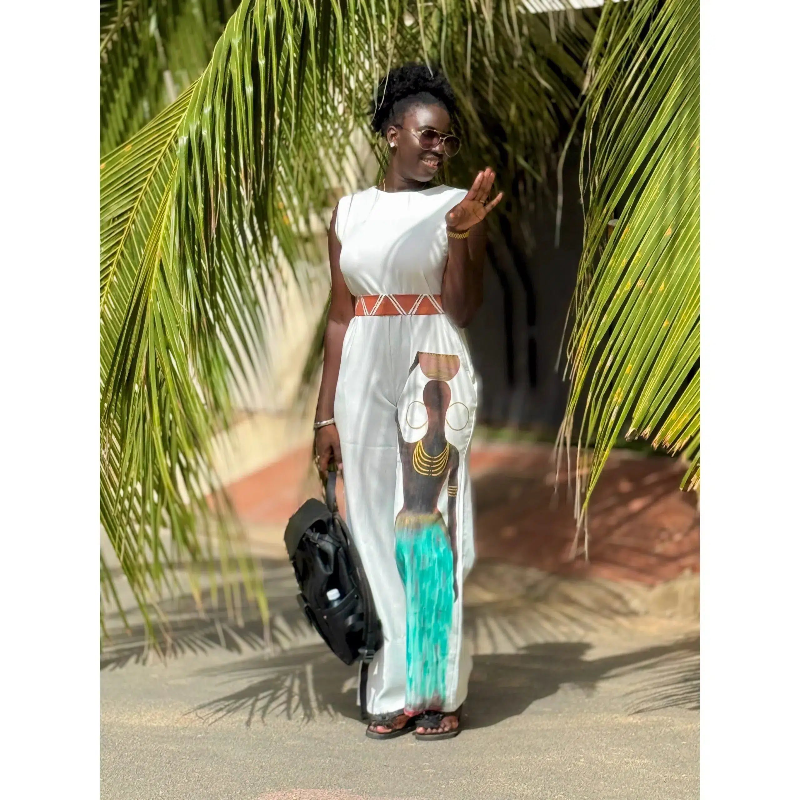 Combinaison blanche femme, ceinturée à l’africaine