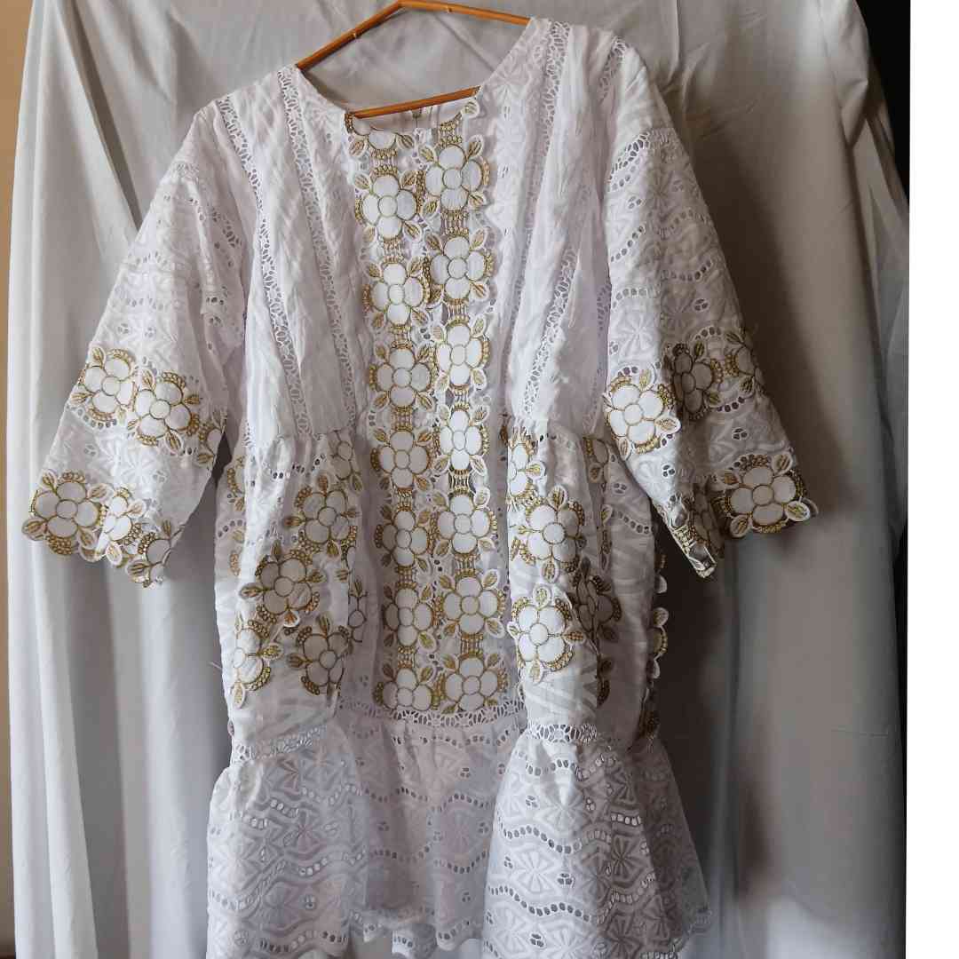 Robe geztner brodée beige blanc femme, élégante et légère été