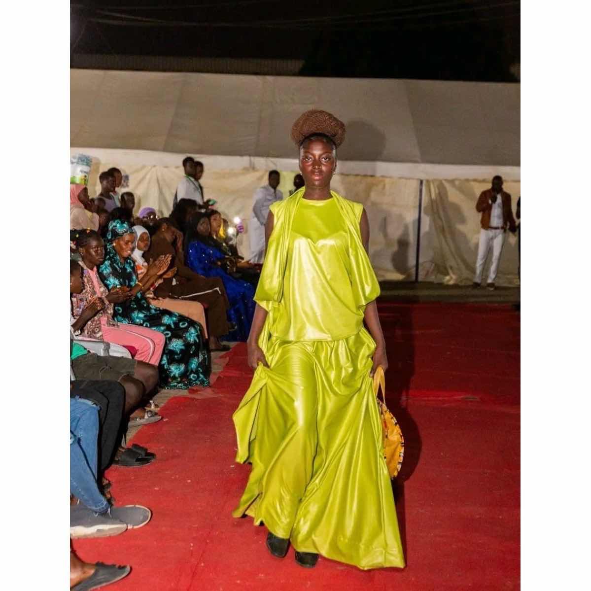 Robe satin femme vert coupe asymétrique