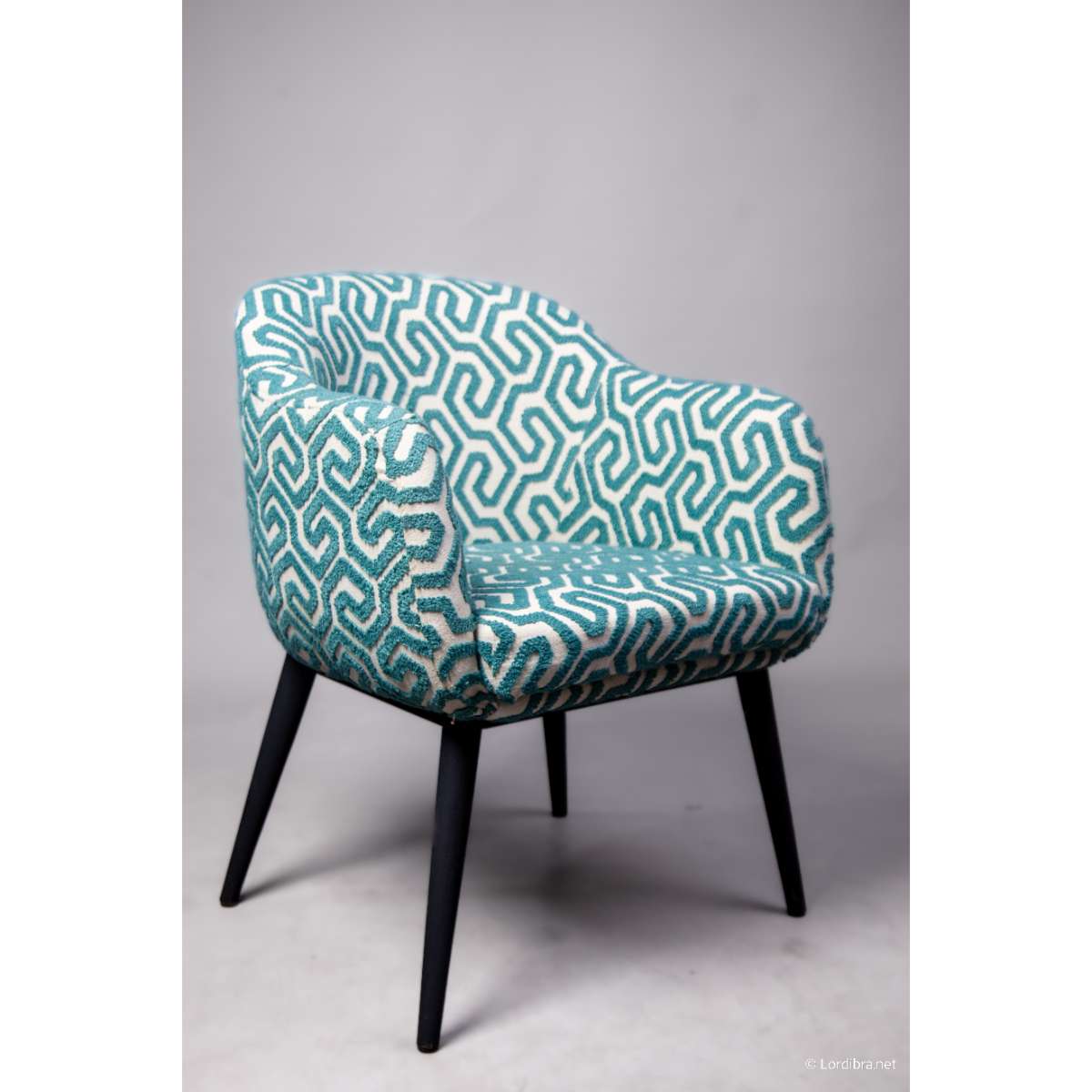 Chaise design moderne turquoise et blanc, confortable, pieds noirs robustes