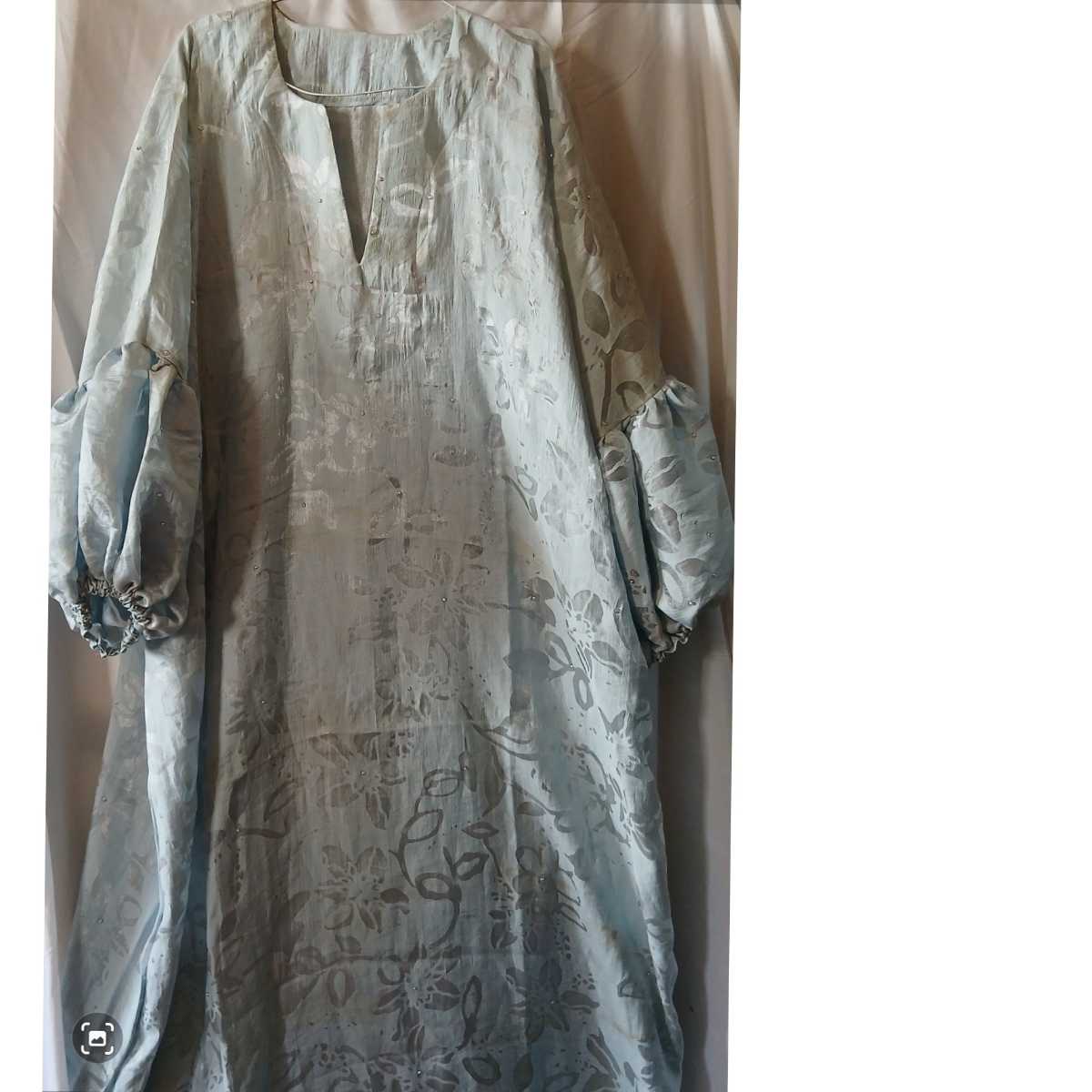 Robe tunique bohème en bleue avec fleurs grises