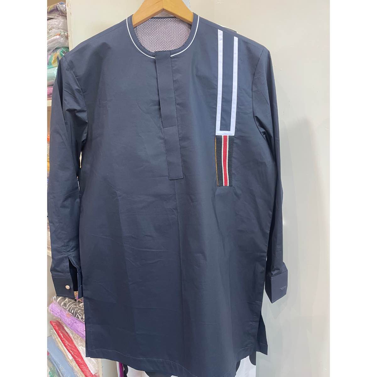 Chemise homme coton bleu foncé élégante col rond, manches longues, coupe droite