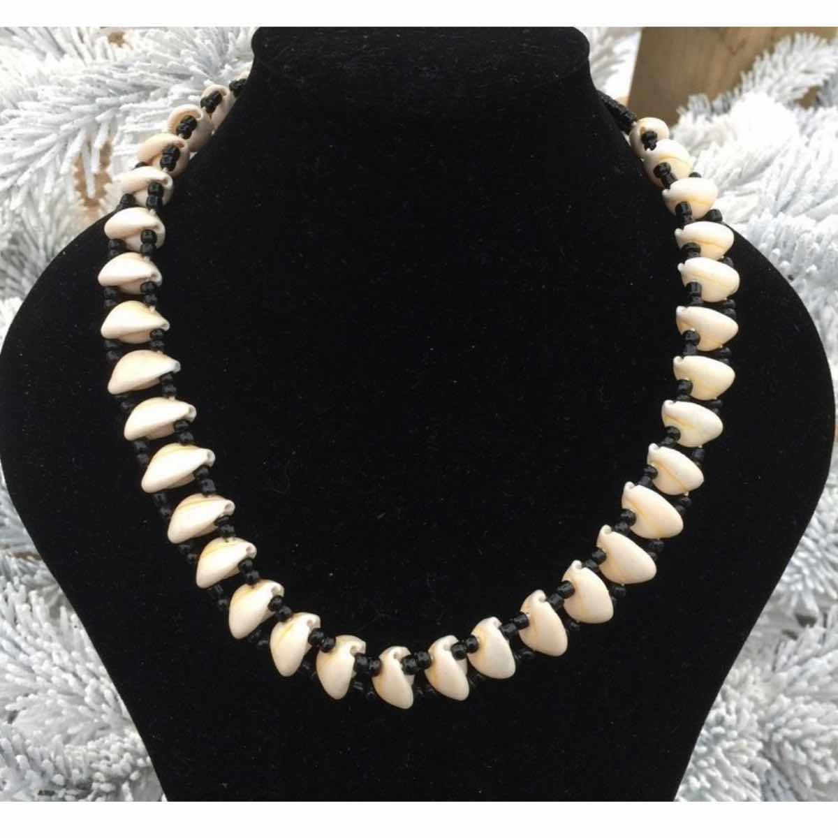 Collier cauris blanc et noir fait main – Bijou artisanal bohème femme