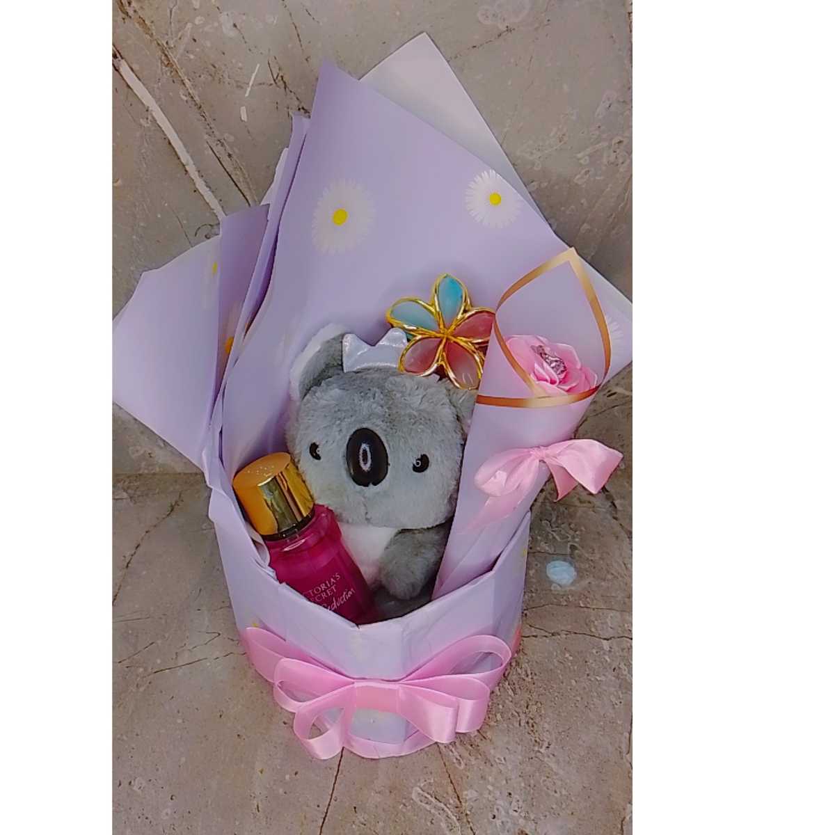 Coffret cadeau romantique : peluche, parfum et fleurs – Idée Saint-Valentin