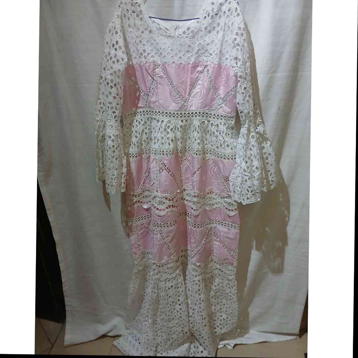 Robe bazin brodée blanche et rose bohème chic