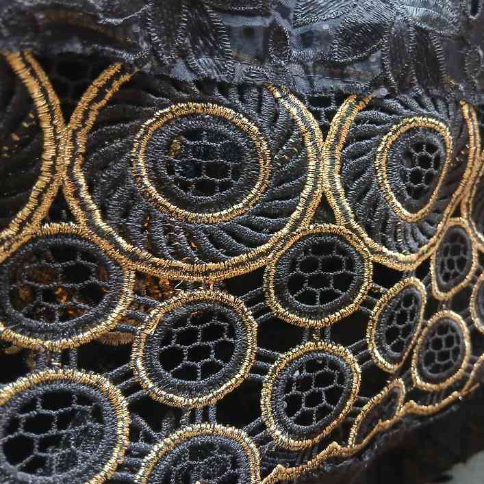 Boubou femme mariage brodé doré et pagne, tenue africaine chic