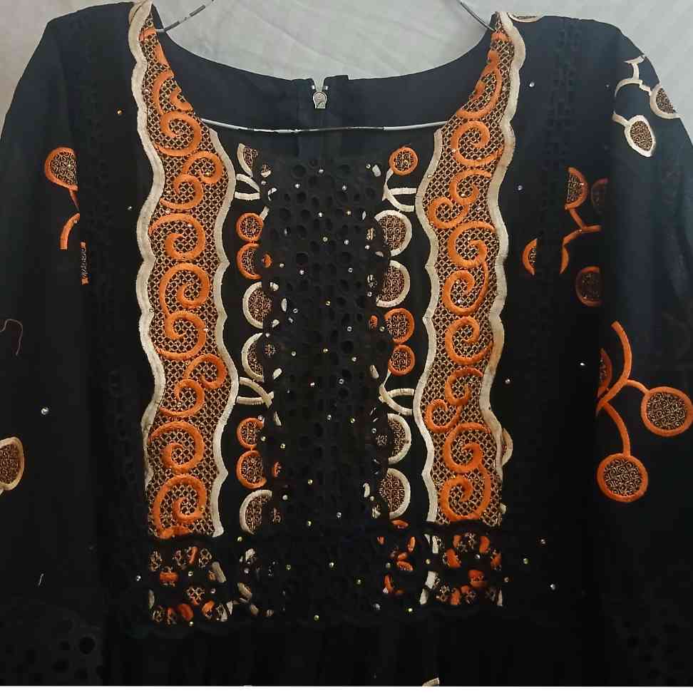 Robe brodée noire femme bohème chic longue, orange beige, élégante