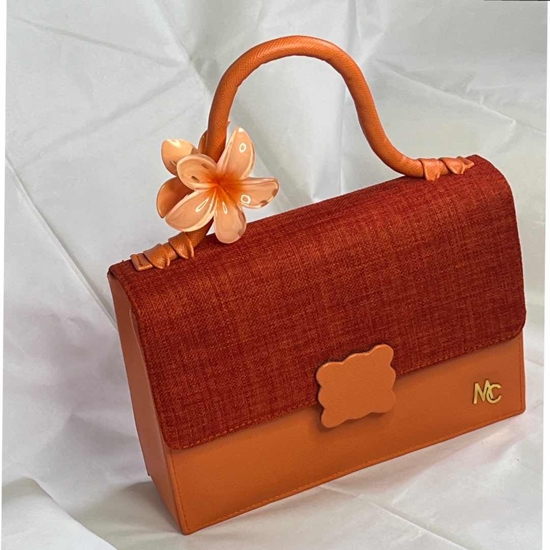 Sac à bandoulière cuir femme marron élégant avec fleur, format quotidien