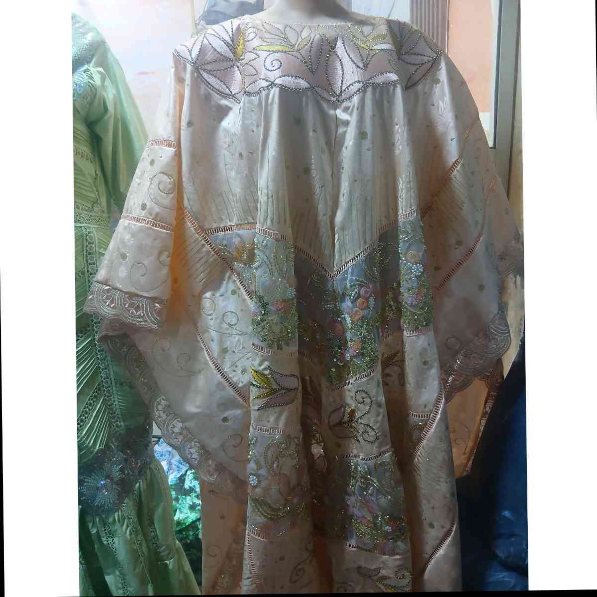 Boubou brodé femme Geztner saumon doré, robe africaine cérémonie chic